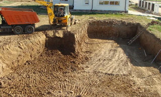 Рытье котлованов под фундамент в Протвино – цена от 2614 руб. за м3 | ИП Садыков В. Р.